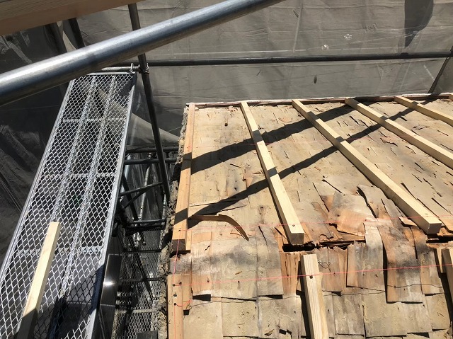 不陸調整で平な屋根面